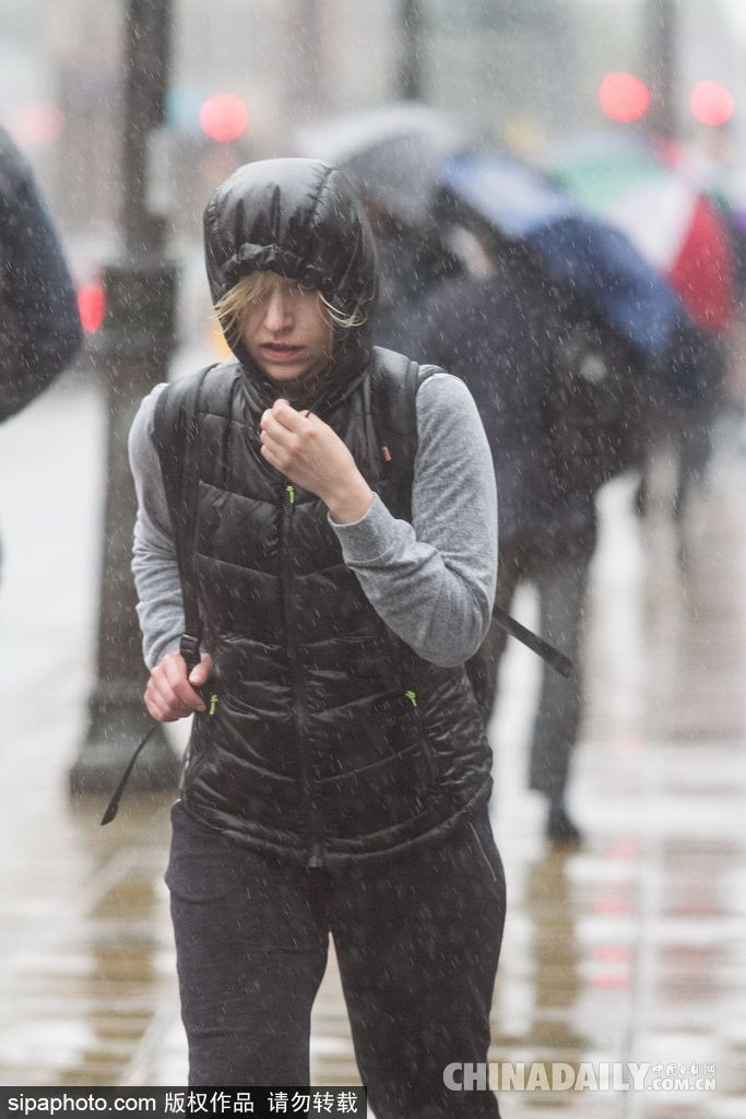 英國倫敦雨天狂風大作 民眾出行雨傘被吹翻