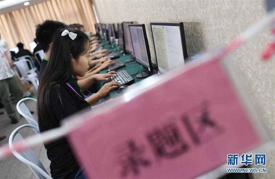 成都人工智能機器人挑戰今年高考數學