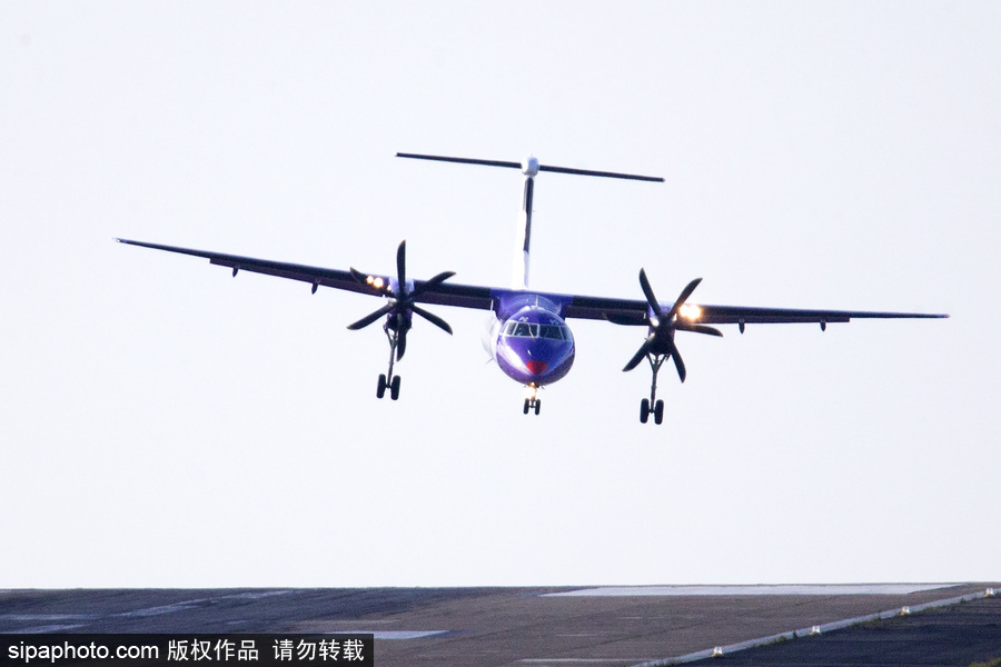 英國(guó)利茲遭遇大風(fēng) 飛機(jī)在狂風(fēng)中“左搖右擺”艱難降落