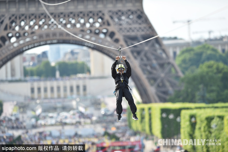 不僅是游泳冠軍更是溜索高手 法國游泳名將拉庫爾埃菲爾鐵塔上演空中溜索