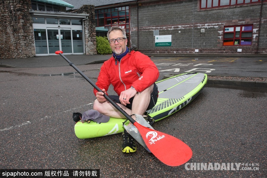 生活真是愜意！英國一男子每天劃船上班