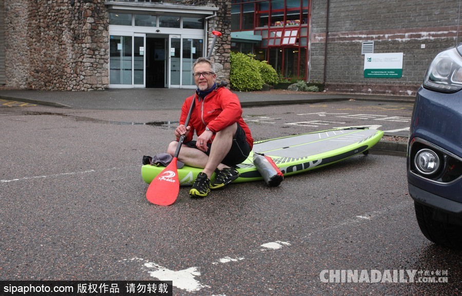 生活真是愜意！英國一男子每天劃船上班