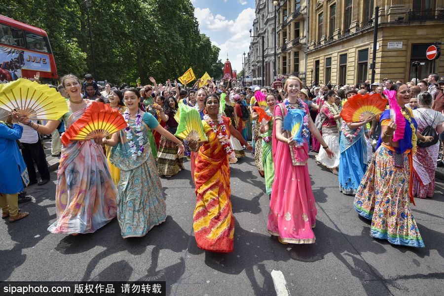 英國倫敦慶祝倫敦壇車節 民眾一路載歌載舞
