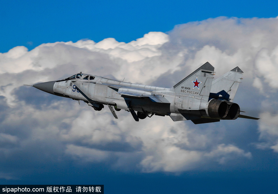 沖上云霄 俄羅斯戰(zhàn)機航空團訓(xùn)練大片既視感