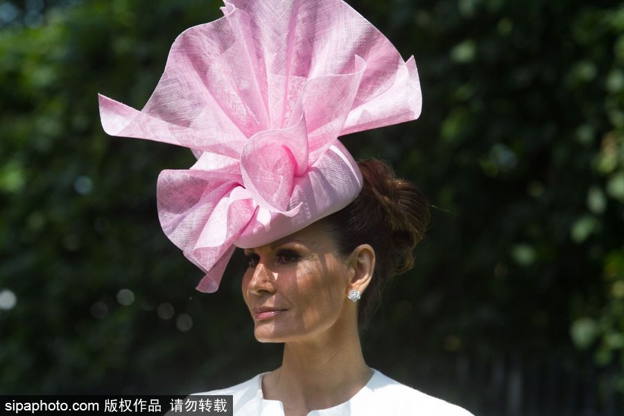 英國皇家阿斯科特賽馬會(huì)開幕 美女云集“貌美如花”