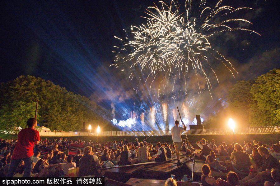 劍橋大學(xué)五月舞會煙火盛宴 璀璨奪目點(diǎn)亮夜空