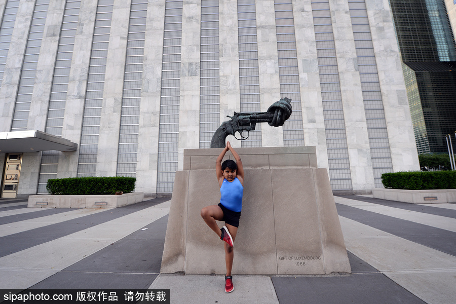 聯(lián)合國(guó)總部慶祝“國(guó)際瑜伽日” 聚集千名愛(ài)好者參加瑜伽課程