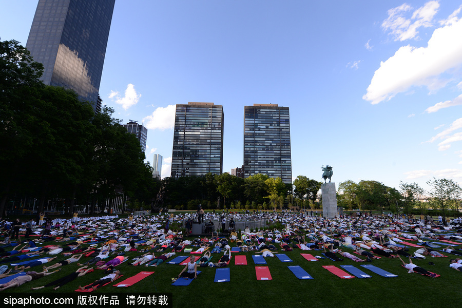 聯(lián)合國(guó)總部慶祝“國(guó)際瑜伽日” 聚集千名愛(ài)好者參加瑜伽課程