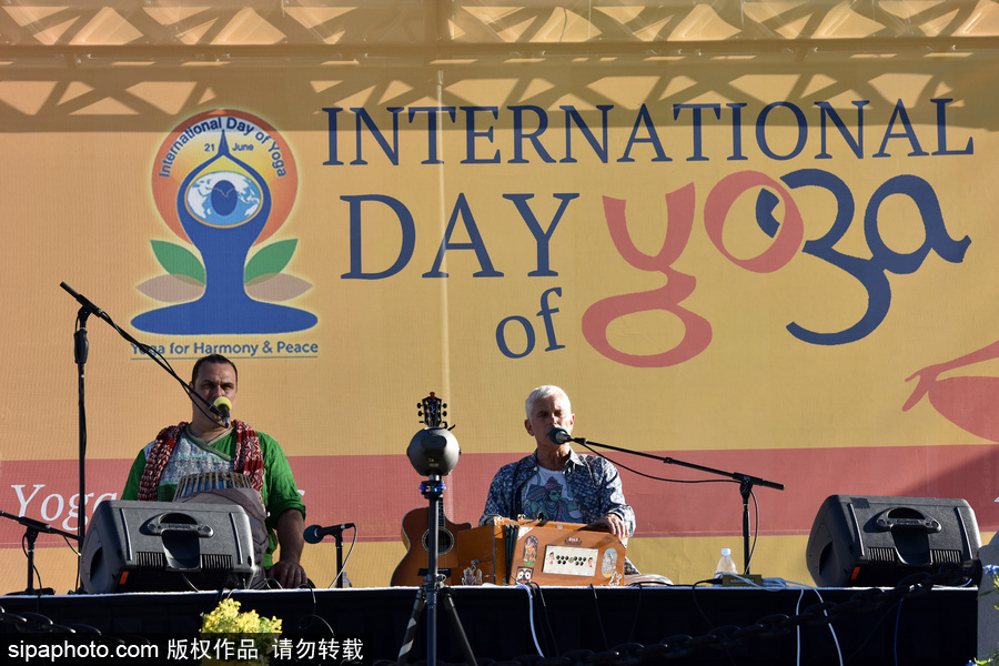 聯(lián)合國(guó)總部慶祝“國(guó)際瑜伽日” 聚集千名愛(ài)好者參加瑜伽課程