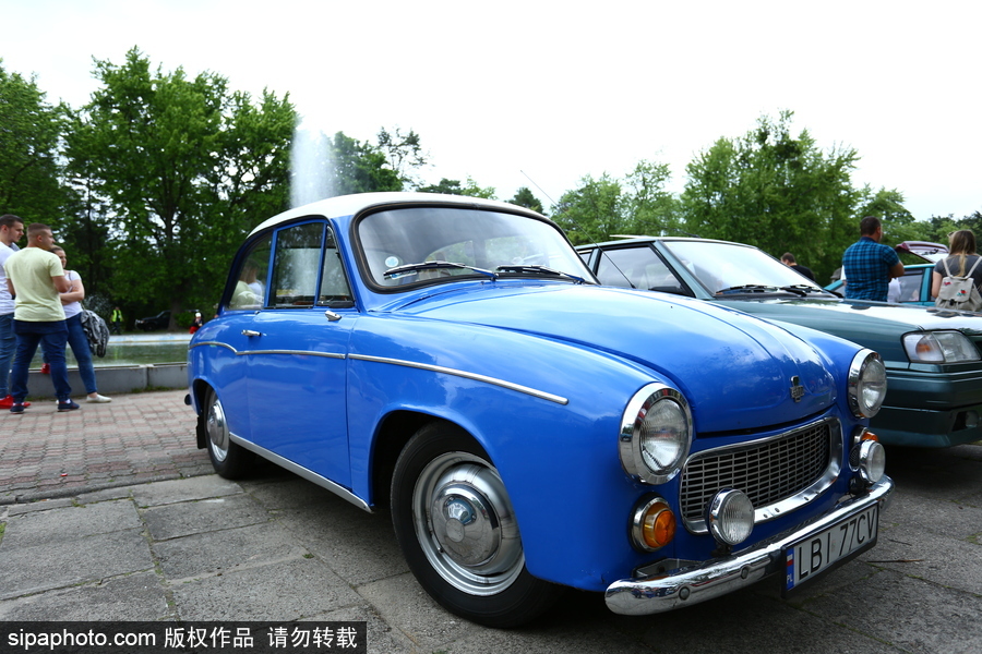 波蘭舉行復(fù)古車展 細(xì)數(shù)經(jīng)典老爺車停留的歲月