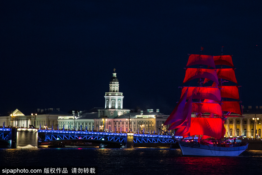 最“紅”的畢業(yè)慶典：直掛云帆濟滄海 俄羅斯舉行“紅帆節(jié)”慶祝學生畢業(yè)