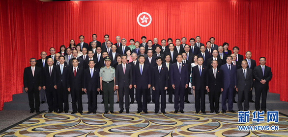 習(xí)近平會見梁振英和香港特別行政區(qū)行政、立法、司法機(jī)構(gòu)負(fù)責(zé)人