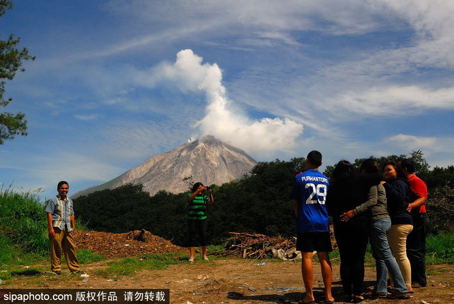 心態好！錫納朋火山熔巖量持續增加 居民淡然生活