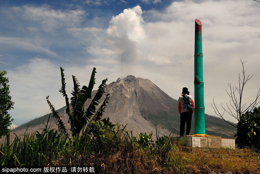 心態好！錫納朋火山熔巖量持續增加 居民淡然生活