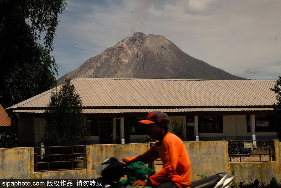 心態好！錫納朋火山熔巖量持續增加 居民淡然生活
