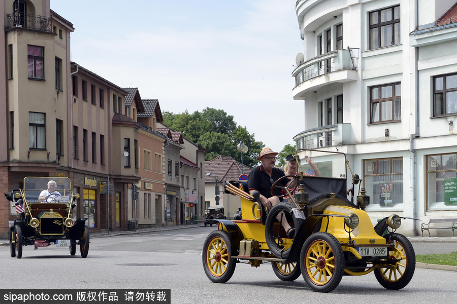 捷克舉行古董車游行 民眾身著復古服裝穿行街道