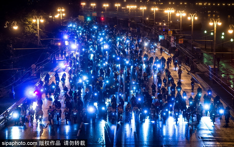 似螢火蟲“星火點(diǎn)點(diǎn)” 莫斯科夜間騎行活動(dòng)點(diǎn)亮城市夜色