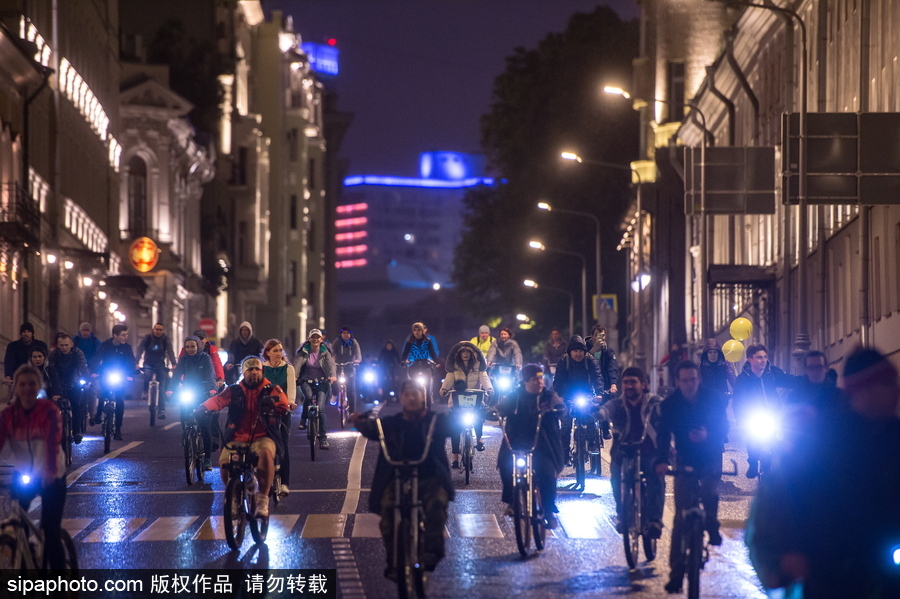 似螢火蟲(chóng)“星火點(diǎn)點(diǎn)” 莫斯科夜間騎行活動(dòng)點(diǎn)亮城市夜色