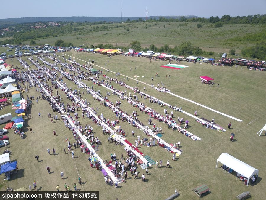 保級利亞舊式婚禮擺“長桌宴” 超4000人參加欲打破吉尼斯世界紀(jì)錄