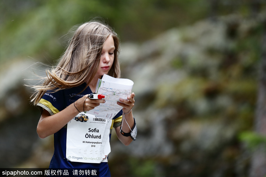 瑞典五日定向越野賽精彩開幕 男女老少齊上陣挑戰耐力極限