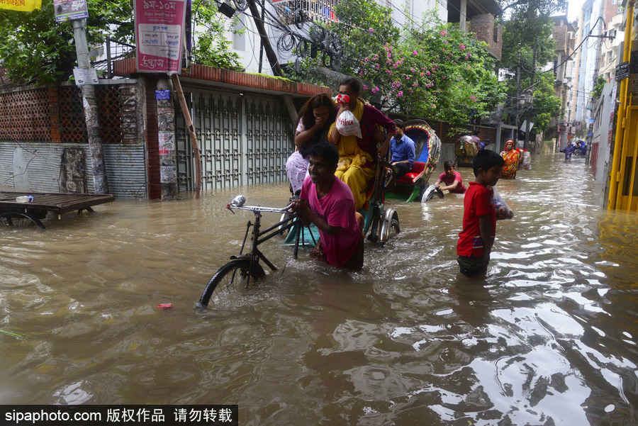 孟加拉國暴雨導(dǎo)致洪水泛濫 街頭交通癱瘓