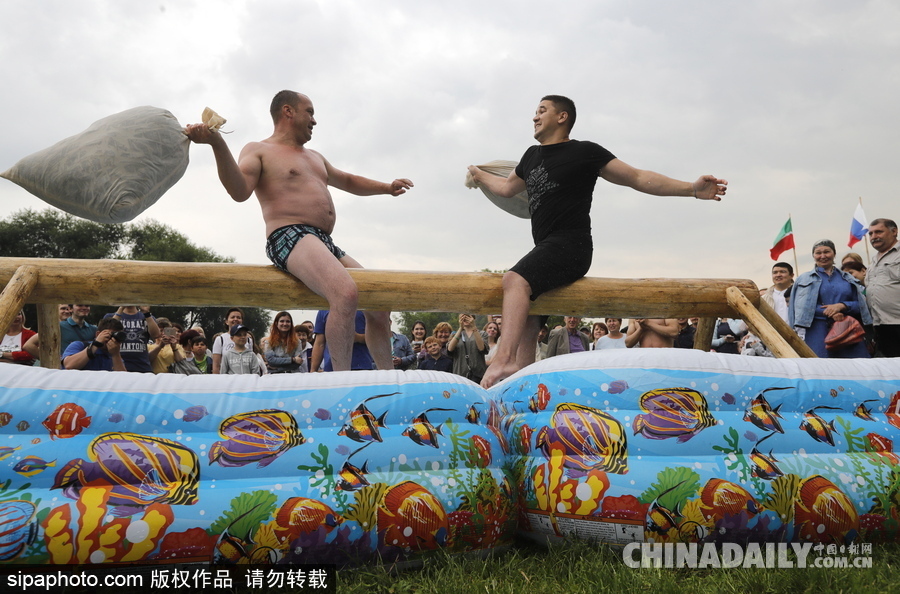 俄羅斯民眾慶祝薩班推節 “枕頭大戰”挑水桶等競賽激烈上演