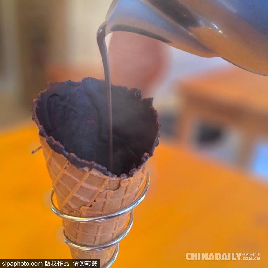 來一杯脆皮咖啡！東京一咖啡店標新立異推出能喝的“甜筒”
