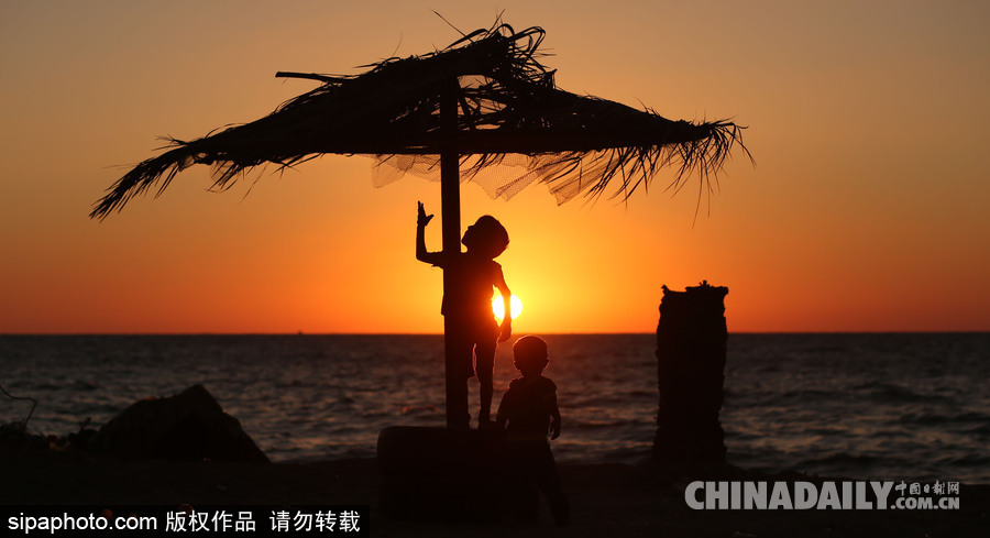 加沙海灘日常 夕陽(yáng)下兒童玩耍天真活潑