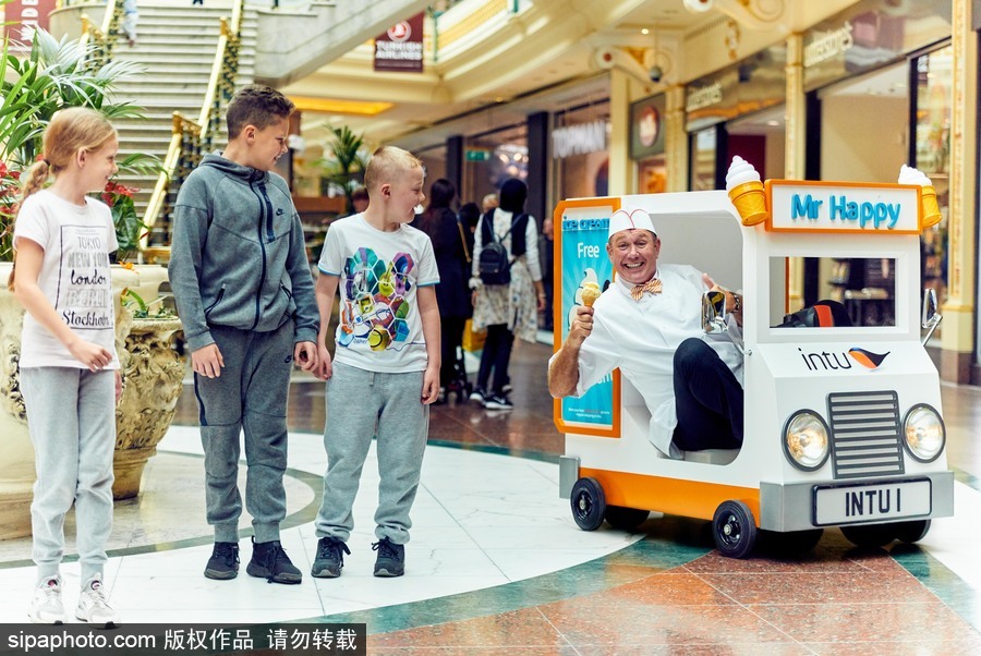 太迷你了！世界最小冰淇淋車亮相似來自“小人國”