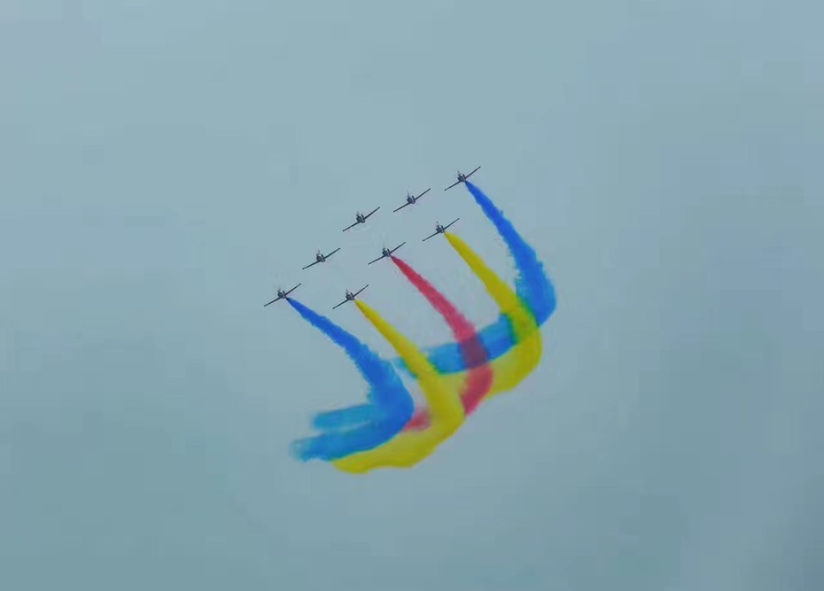 赤橙黃綠青藍紫，長空雄鷹呈英豪！