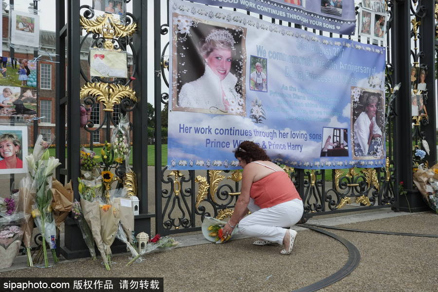 英國(guó)肯辛頓宮外擺滿照片鮮花 紀(jì)念戴安娜王妃逝世20周年