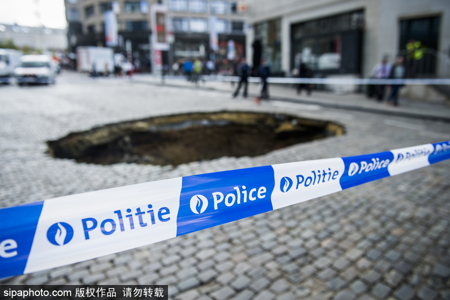 比利時布魯塞爾中央車站路面塌陷 驚現巨坑