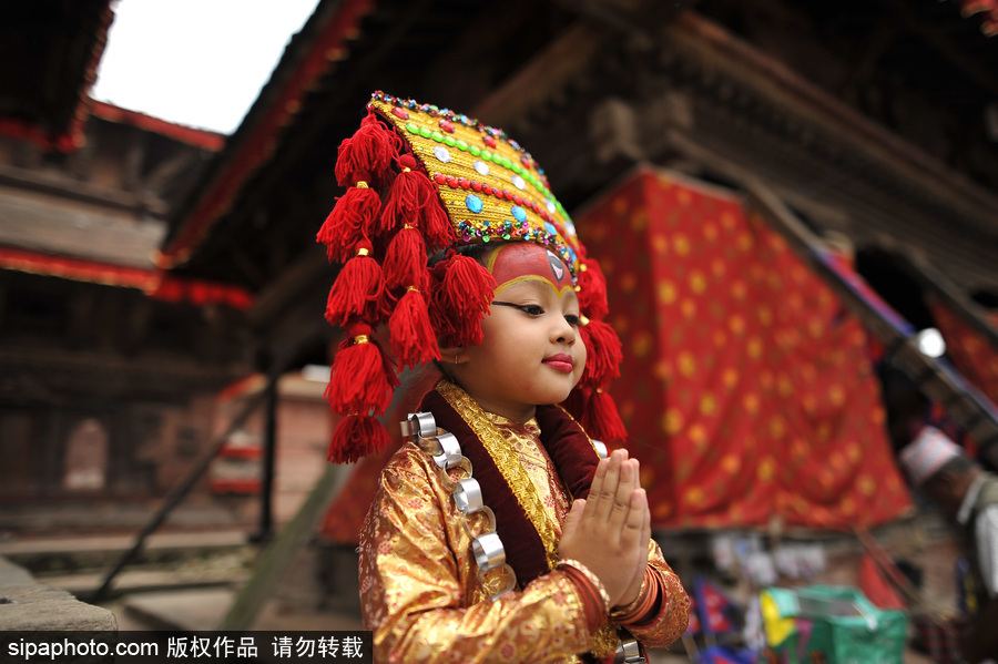 尼泊爾百名女孩精心裝扮化身“活女神” 慶祝庫瑪麗崇拜節