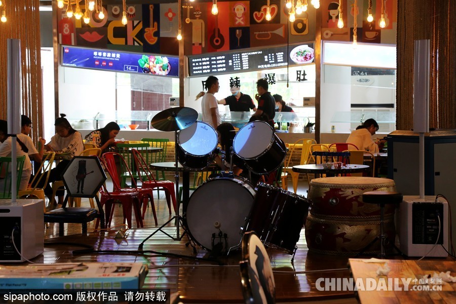 鄭州高校現(xiàn)“最美”學生餐廳 音樂主題扮靚飯?zhí)?/></a></p>

<p>2017年9月21日，河南鄭州，河南牧業(yè)經(jīng)濟學院學生食堂在新學期華麗變身，這處高大上的“最美餐廳”主打音樂主題，樂譜音符吊頂、留聲機裝飾、舒緩的背景音樂，音樂元素無處不在，餐廳中央還有一處小舞臺，設(shè)置了架子鼓、麥克風供學生自由使用。</p>
</div>

<div width=
