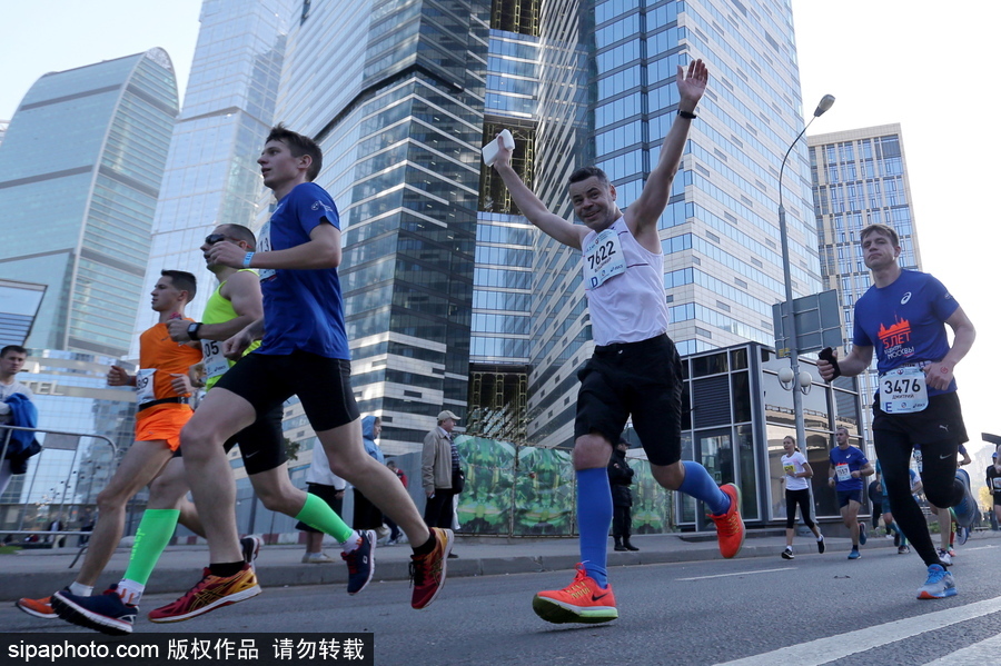 2017莫斯科馬拉松盛大開(kāi)跑 超3萬(wàn)人參賽跑遍各大名勝古跡