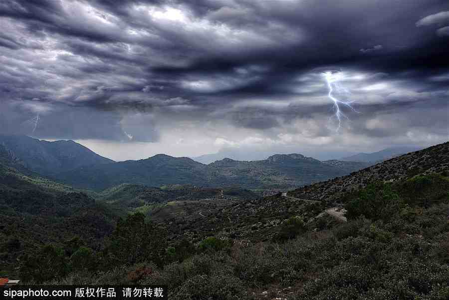 超現實魔幻大片 西班牙山谷雷電場景震撼