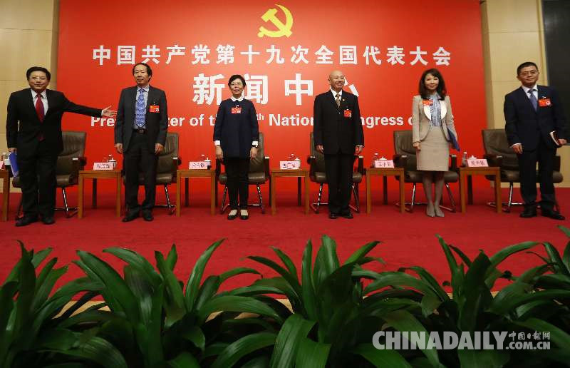 十九大新聞中心舉行“文化發(fā)展開(kāi)創(chuàng)新局面”集體采訪