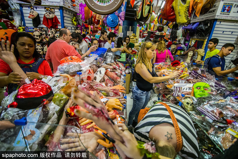 圣保羅街頭萬(wàn)圣節(jié)氣息濃厚 各色飾品恐怖搶眼