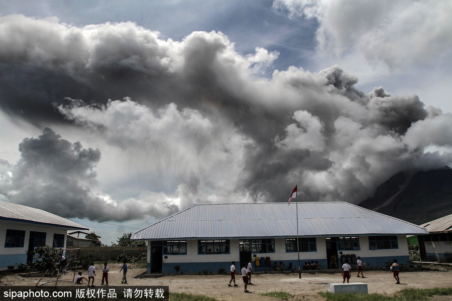 印尼錫納朋火山猛烈噴發 黑白“煙幕”鋪天蓋地