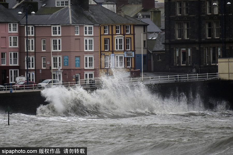 英國阿伯里斯特威斯遭大風(fēng)天氣 海邊巨浪拍岸場面壯觀