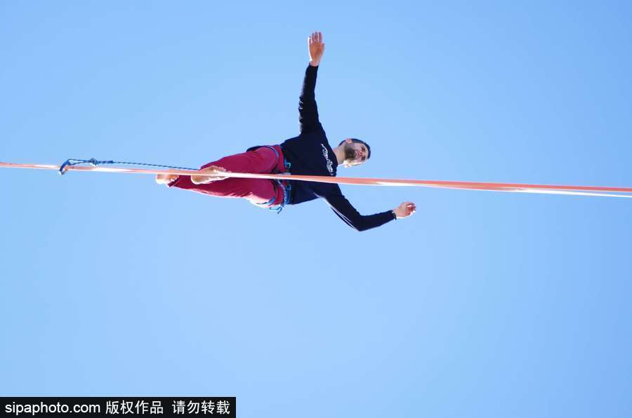 法國高空扁帶運動員極限挑戰 埃菲爾鐵塔走“高空芭蕾”