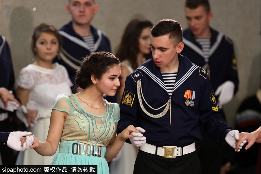 俄羅斯海軍學員參加舞會 俊男美女十分養眼