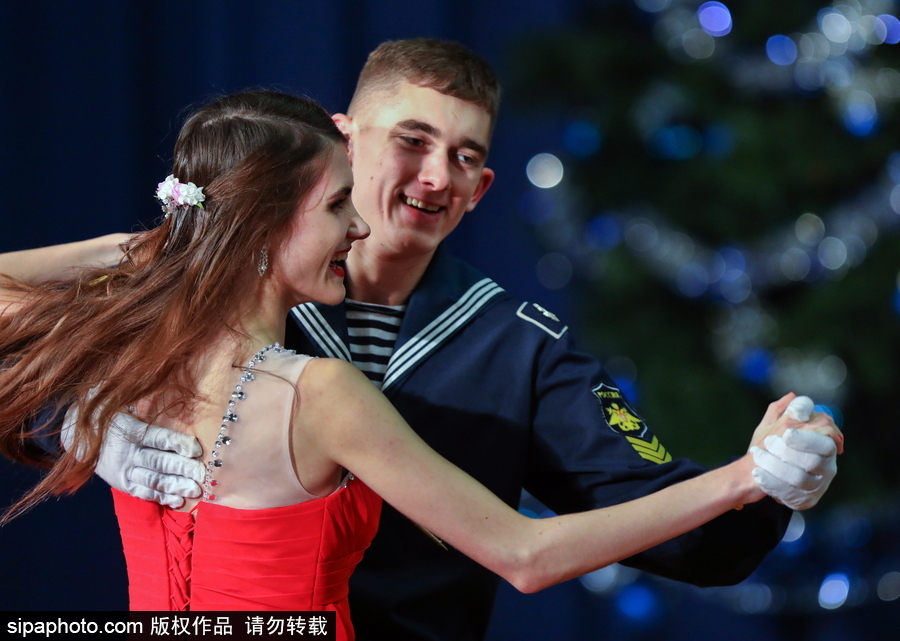 俄羅斯海軍學(xué)員參加舞會 俊男美女十分養(yǎng)眼