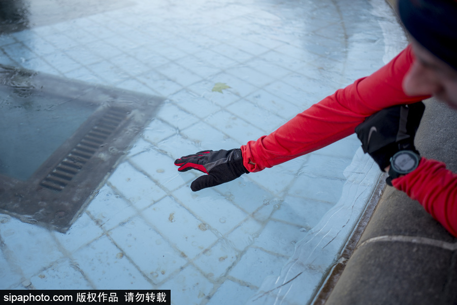 英國(guó)倫敦降溫 特拉法加廣場(chǎng)噴泉被凍成冰塊