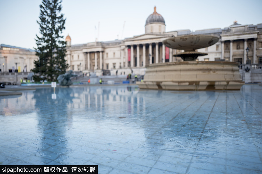 英國倫敦降溫 特拉法加廣場噴泉被凍成冰塊