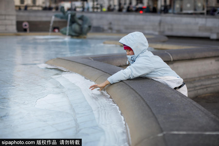 英國倫敦降溫 特拉法加廣場噴泉被凍成冰塊