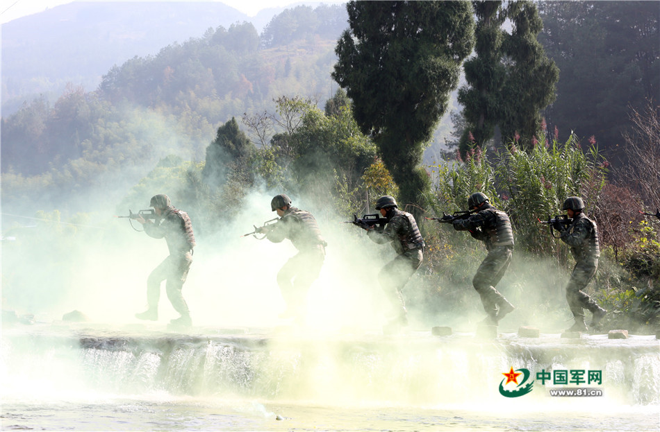 戰(zhàn)場無亞軍 武警官兵三峽腹地上演現(xiàn)實(shí)版“絕地求生”