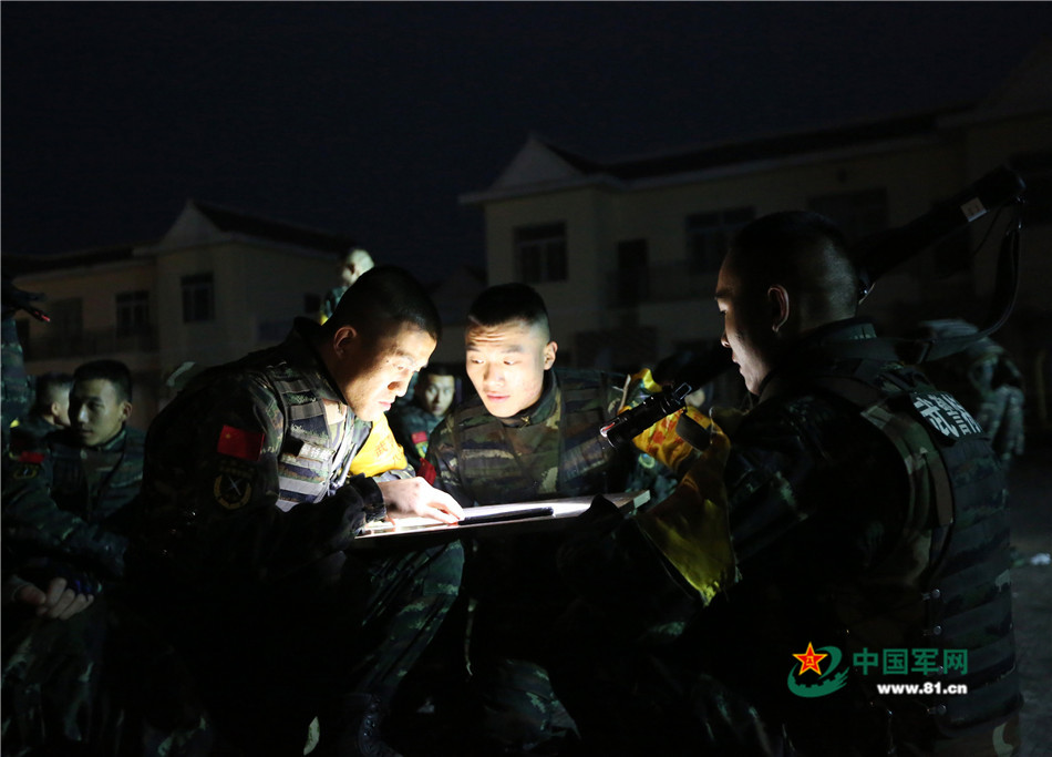 戰場無亞軍 武警官兵三峽腹地上演現實版“絕地求生”
