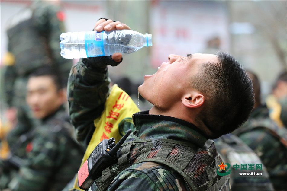 戰場無亞軍 武警官兵三峽腹地上演現實版“絕地求生”