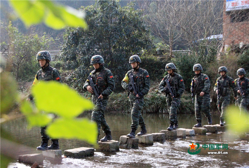 戰場無亞軍 武警官兵三峽腹地上演現實版“絕地求生”